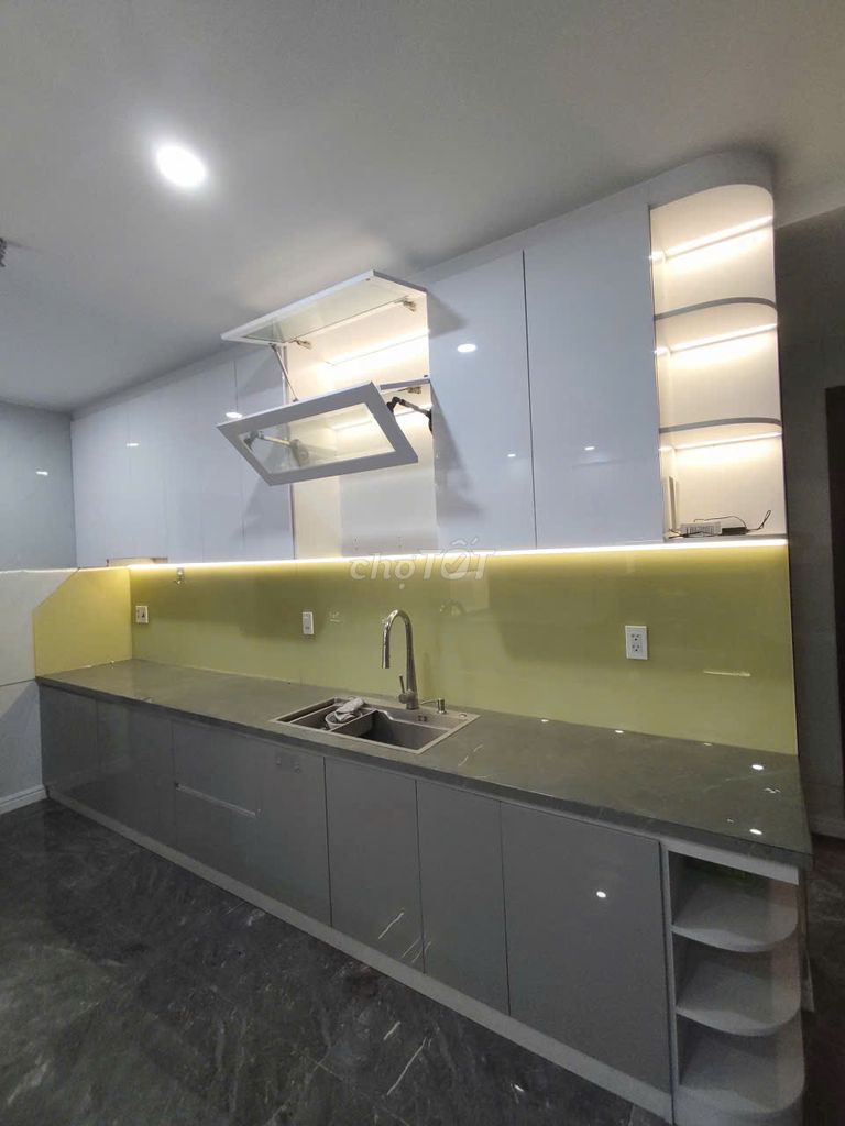 12th District picity 2 bedrooms - 2 basic interior toilets - only 10 million a month