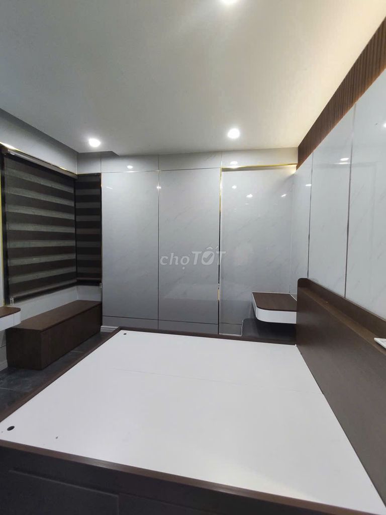 12th District picity 2 bedrooms - 2 basic interior toilets - only 10 million a month