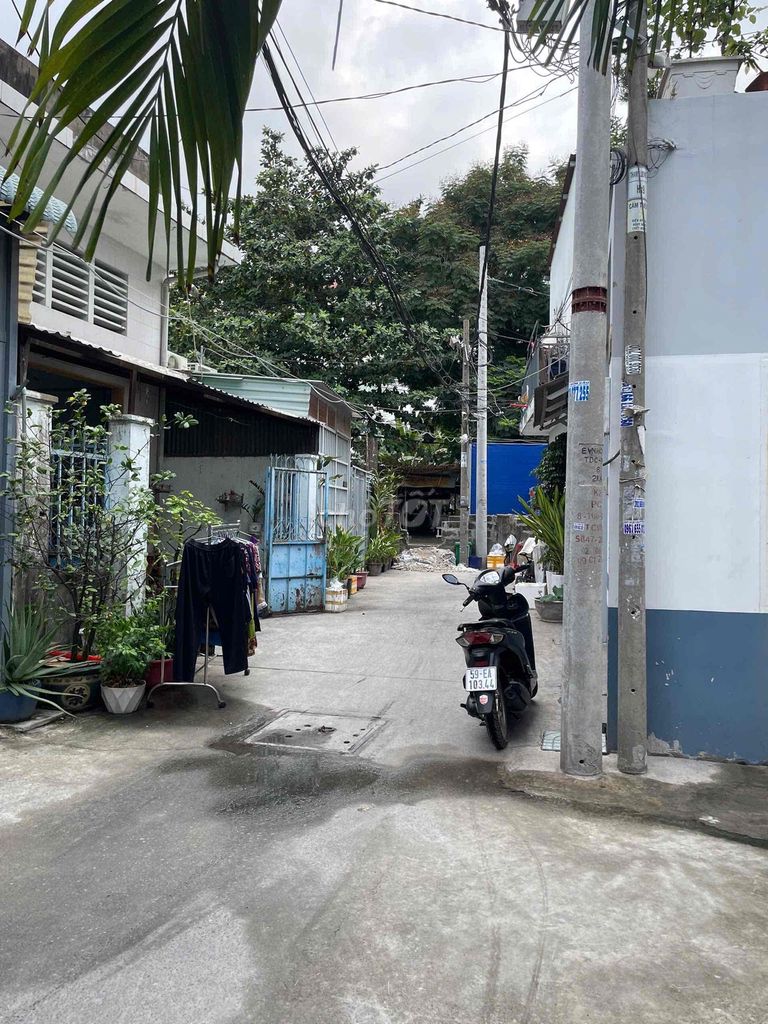 The house has a Nguyễn Văn Quá Đông Hưng Thuận street.