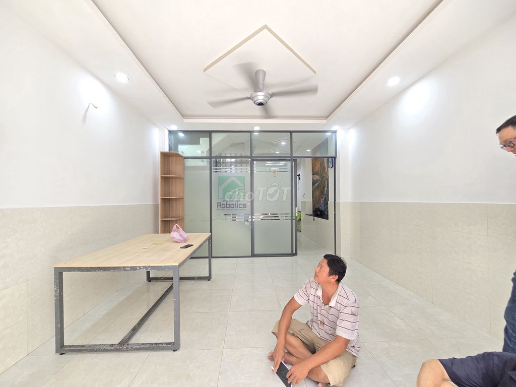 We need to rent a house with a Thạnh Lộc 08 axis, an Alpha Railway.