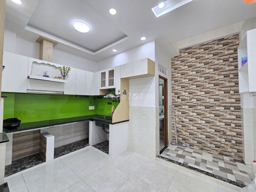 We need to rent a house with a Thạnh Lộc 08 axis, an Alpha Railway.