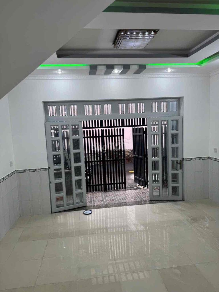 Rent a house on two floors. Two bedrooms. Two toilets, 11 million alleys.