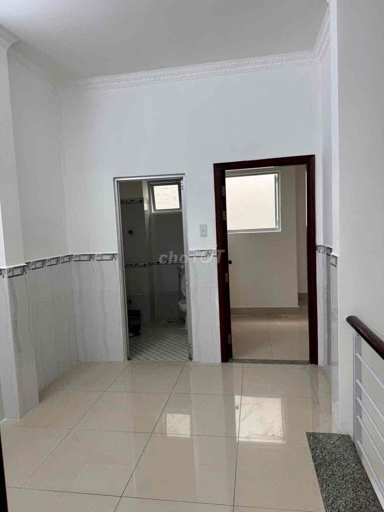 Rent a house on two floors. Two bedrooms. Two toilets, 11 million alleys.