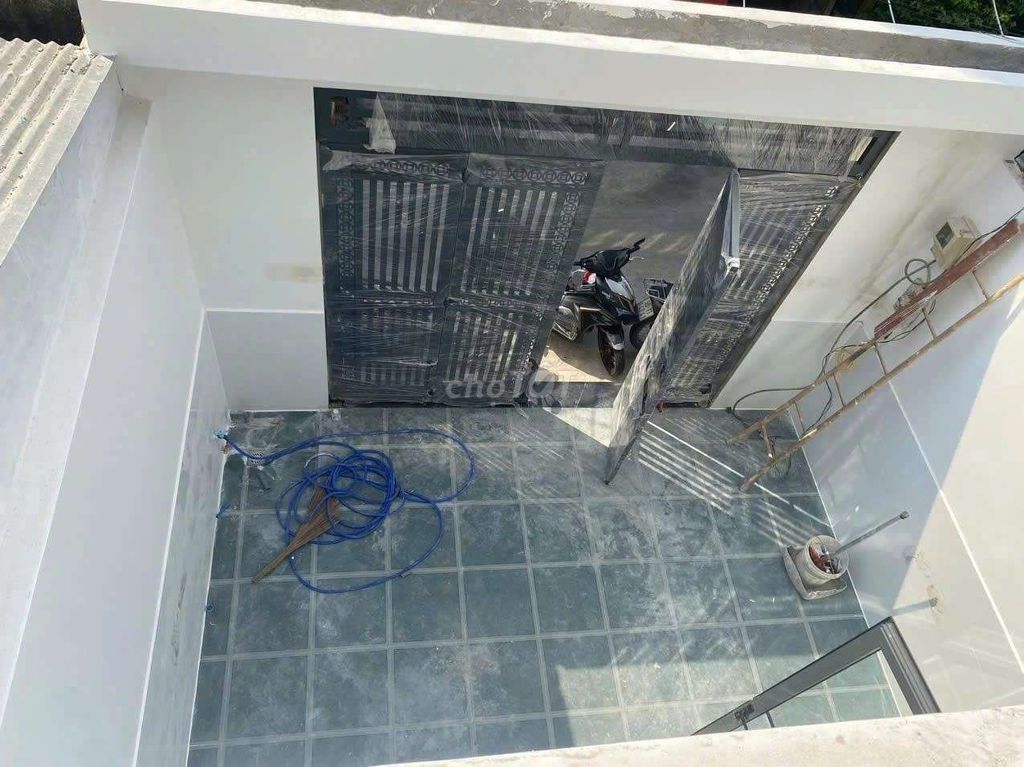 Rent a new house 100% a foot two, rooftop. The area is 5/420 with 3 bedrooms, 4 toilets.