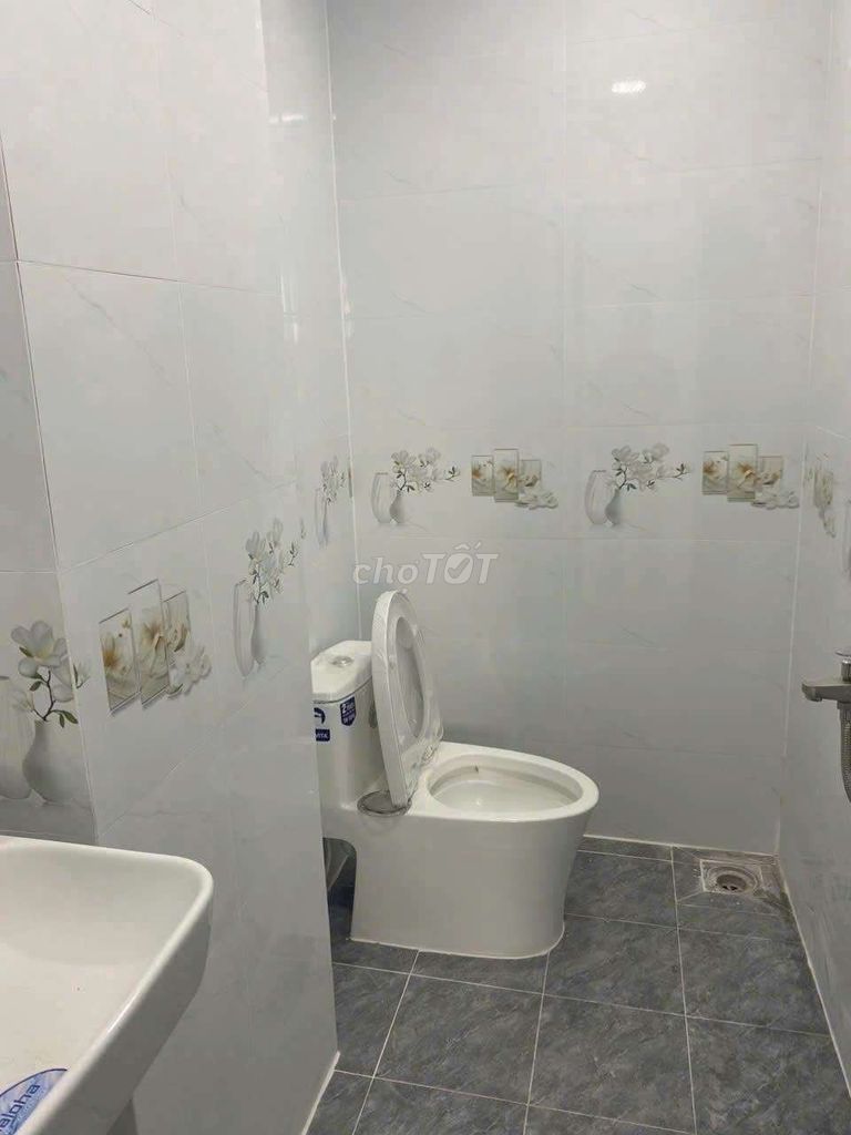 Rent a new house 100% a foot two, rooftop. The area is 5/420 with 3 bedrooms, 4 toilets.