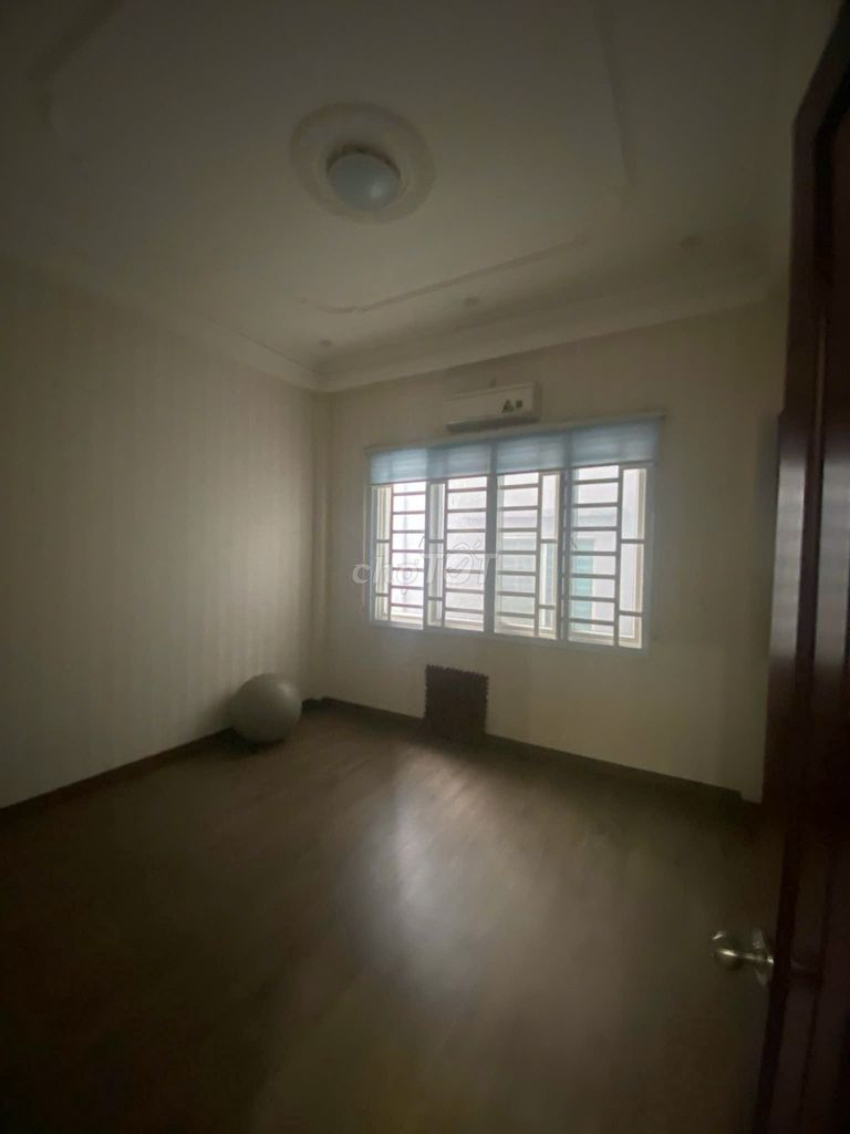 Need to rent the whole 43 B Lạc Long Quân internal path 8 meters. Near Europe