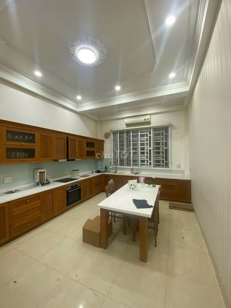 Need to rent the whole 43 B Lạc Long Quân internal path 8 meters. Near Europe