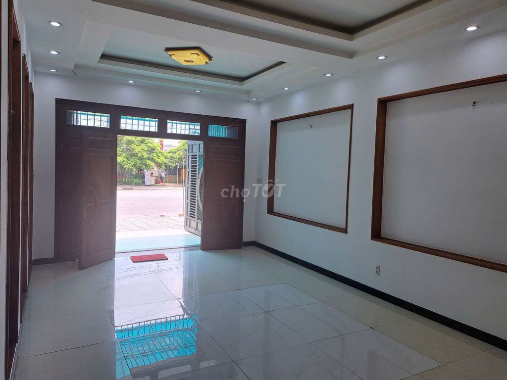 Rent a 1 st 3th floor five bedroom 5 toilets. One kitchen, 4 x20 area.