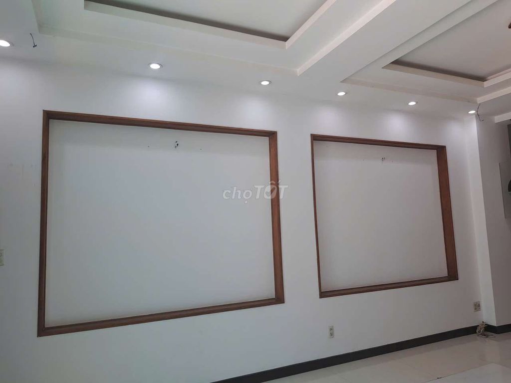 Rent a 1 st 3th floor five bedroom 5 toilets. One kitchen, 4 x20 area.