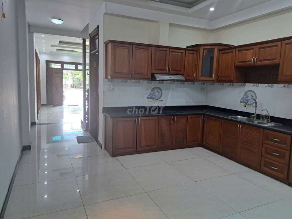 Rent a 1 st 3th floor five bedroom 5 toilets. One kitchen, 4 x20 area.