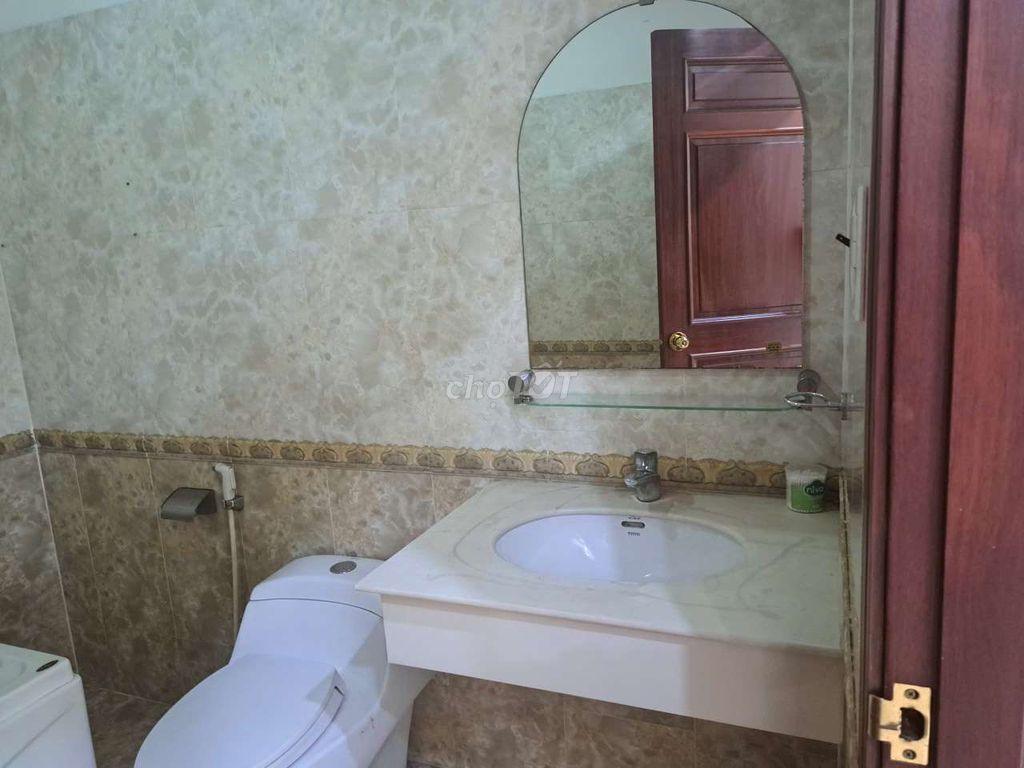 Rent a 1 st 3th floor five bedroom 5 toilets. One kitchen, 4 x20 area.