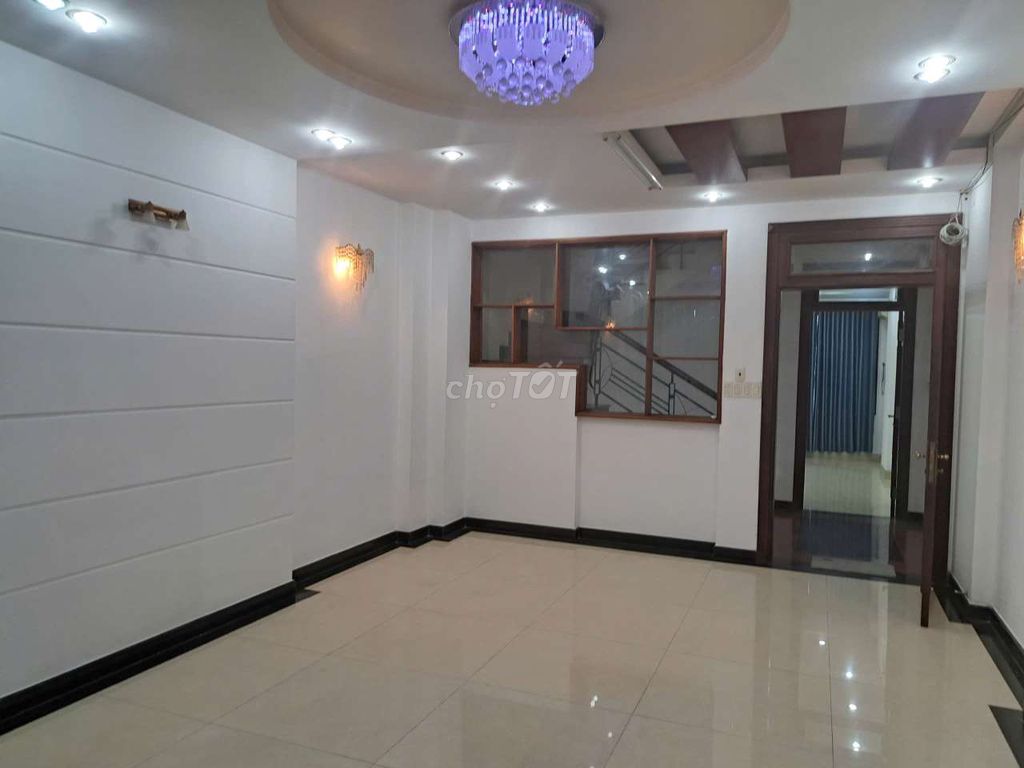 Rent a 1 st 3th floor five bedroom 5 toilets. One kitchen, 4 x20 area.