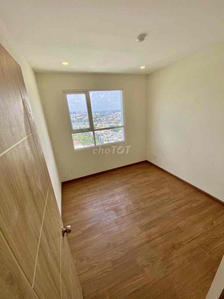 Rent two bedrooms. Two toilets with two air conditionings. Seven million clean houses.