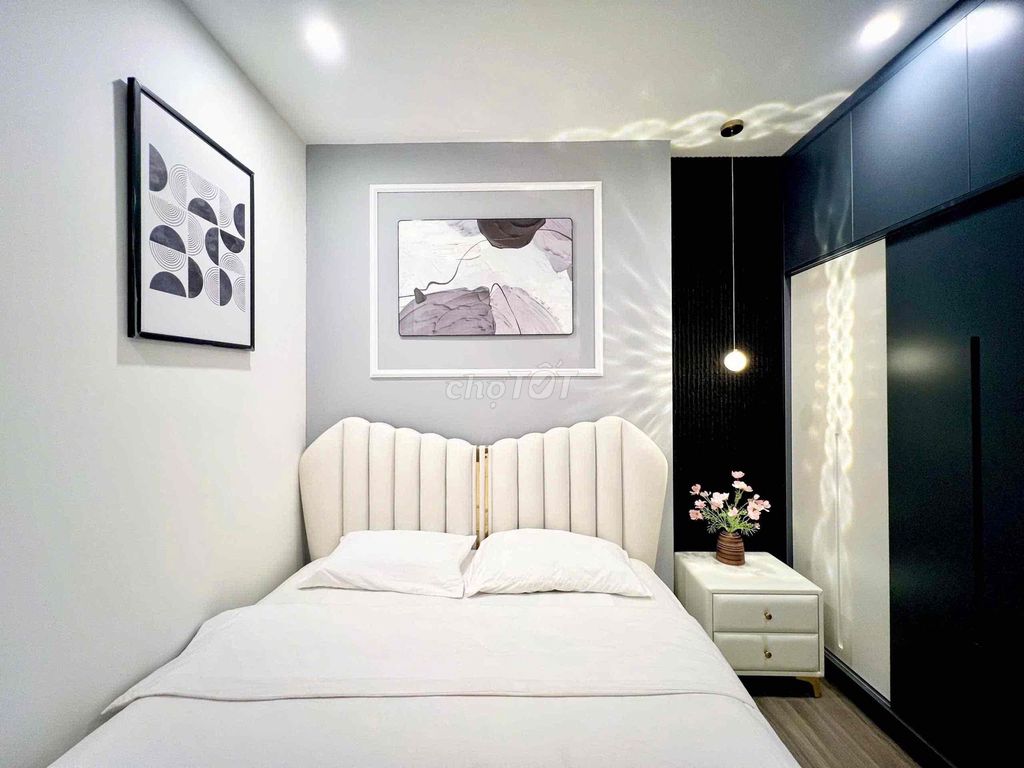 The restaurant rents a two-room bedroom. Three bedrooms. That's four-and-a-half million Haomes.