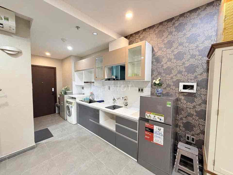 High-end apartment full of furniture next to the Home Park