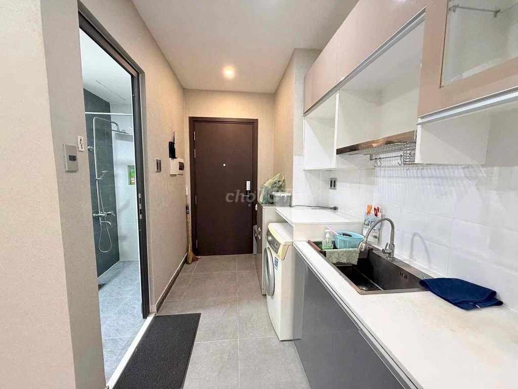High-end apartment full of furniture next to the Home Park