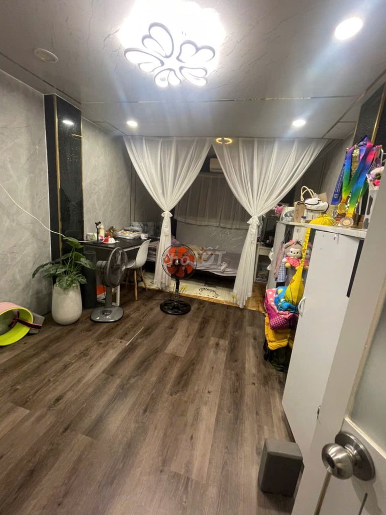 We need to rent out the S60m2, 2 bedrooms, 8 million rent.