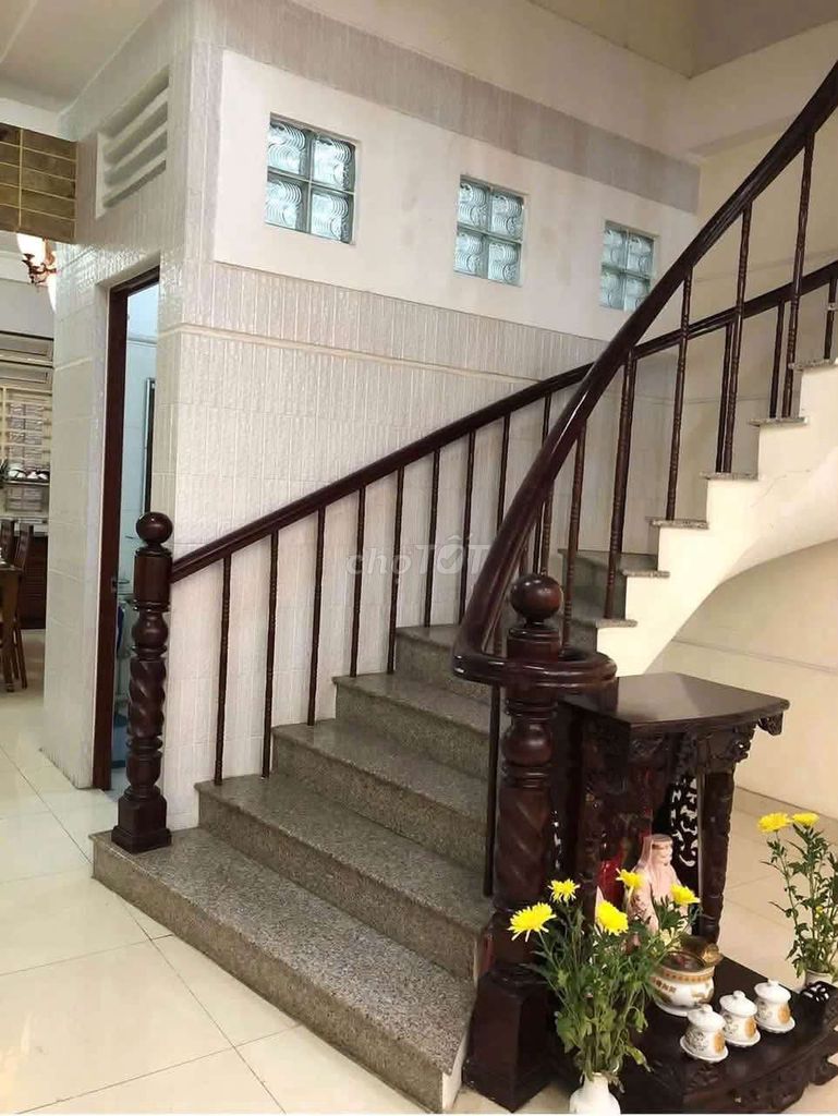 Rent a three-story house in front of Số 79 at 25 million.