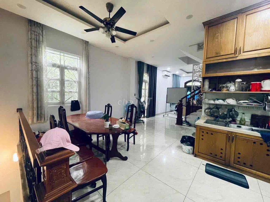 Rent the corner of the villa with security guards, Security right here.