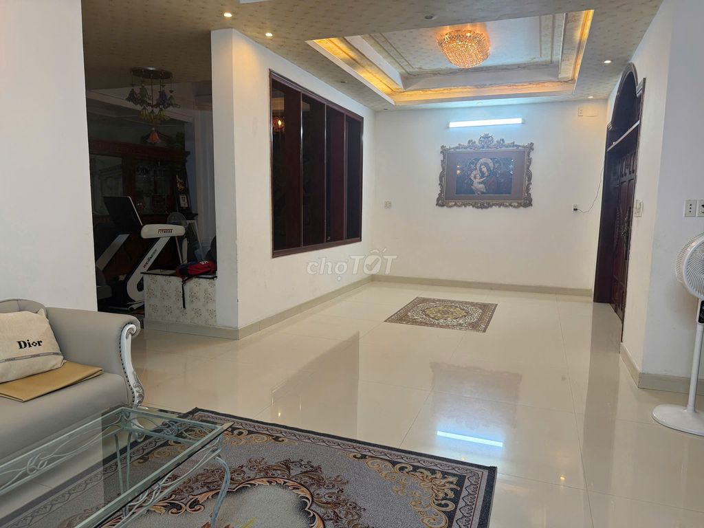Rent Hoàng Việt street house-- 10 M-- 70 million a month.