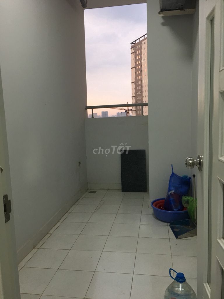 Rent Topaz City-2 bedrooms with nearly enough furniture. 11.5 million.