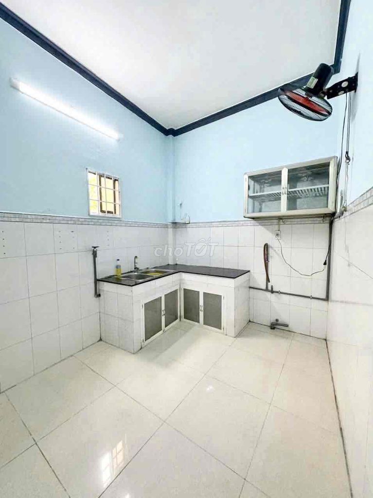 The three-and-a-half-foot floor. Lê Đình Cẩn. Bình Tân