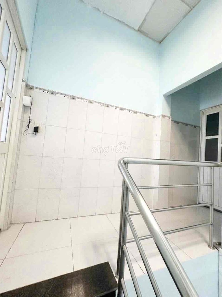The three-and-a-half-foot floor. Lê Đình Cẩn. Bình Tân