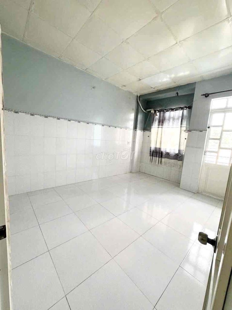 The three-and-a-half-foot floor. Lê Đình Cẩn. Bình Tân