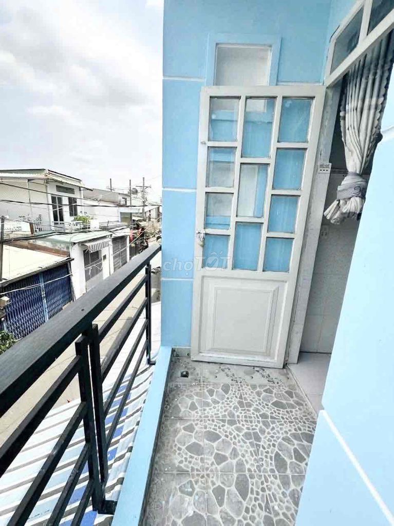 The three-and-a-half-foot floor. Lê Đình Cẩn. Bình Tân