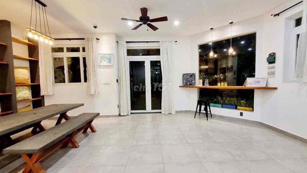 10 x 15 villa - clear angle - full fine interior - ply auverside District 9