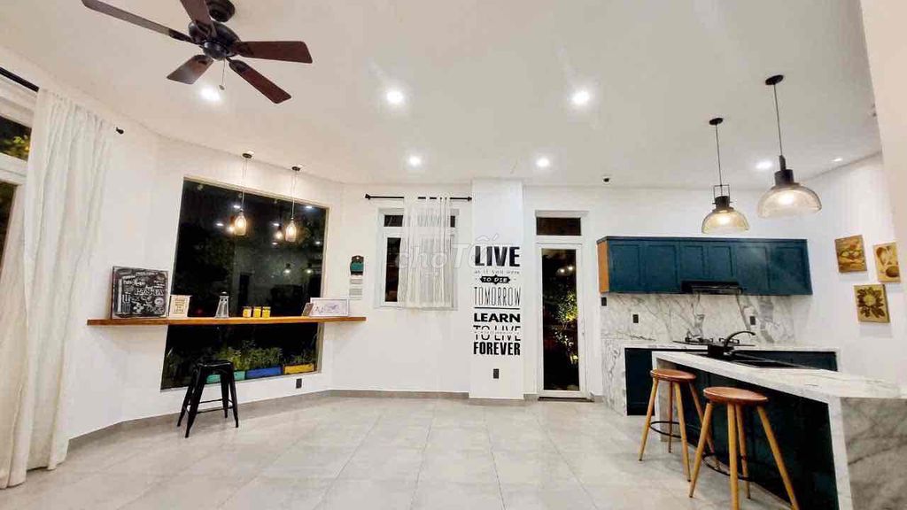 10 x 15 villa - clear angle - full fine interior - ply auverside District 9