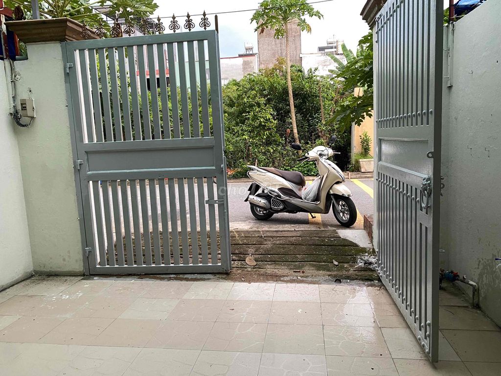 We'll rent the Royal House at Long Trường.