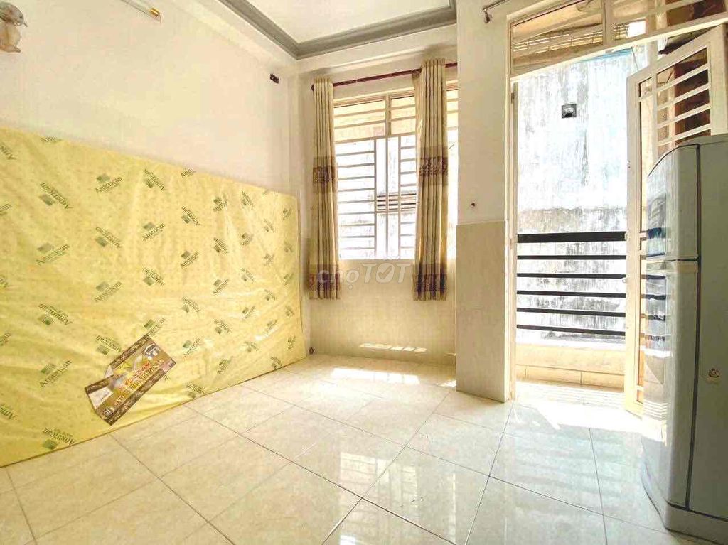 The bandol flat is a low-priced interior near the market.