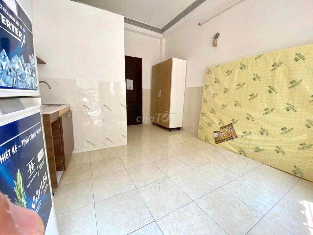 The bandol flat is a low-priced interior near the market.