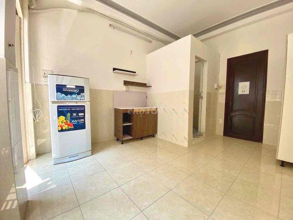 The bandol flat is a low-priced interior near the market.