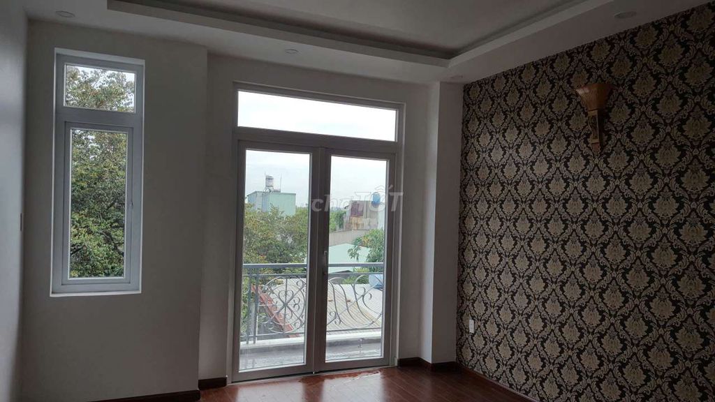 Rent the entire apartment. Three floors, rooftop. 4th floor. Three toilets.