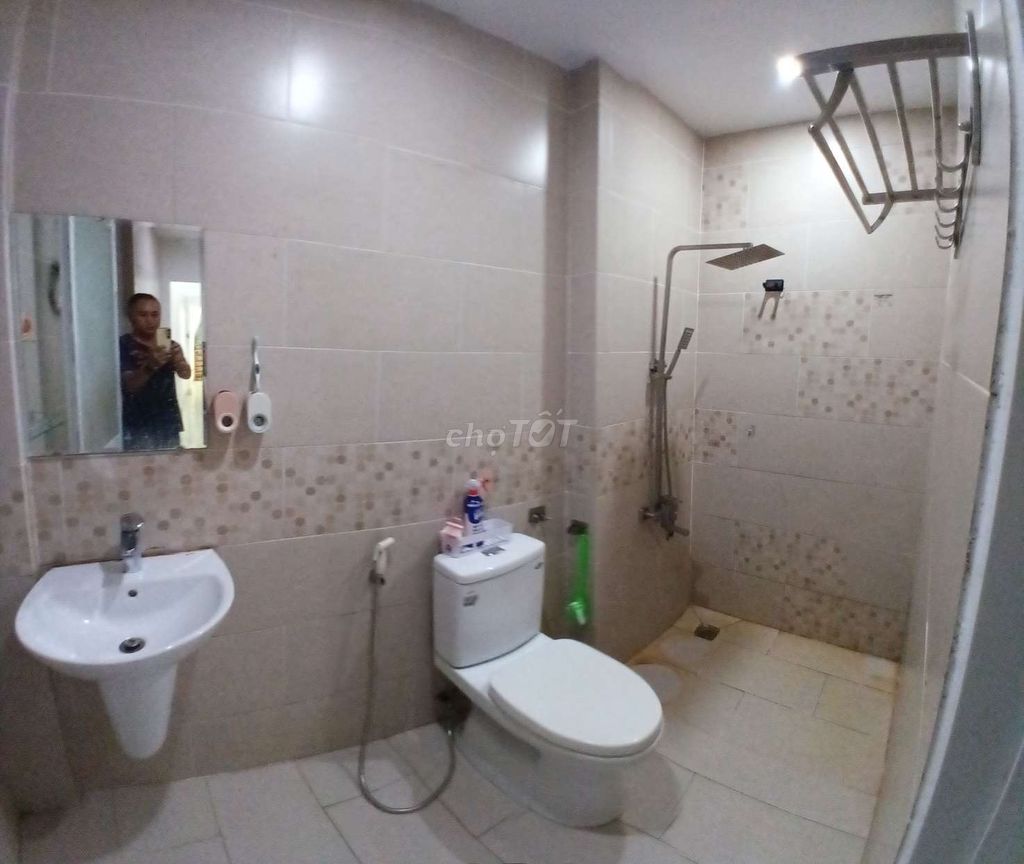 Four-five meters, one rooftop, two bedrooms, one bathroom at the University of Industries.