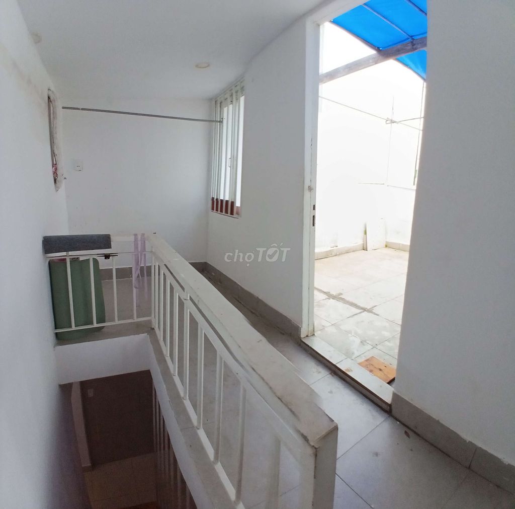 Four-five meters, one rooftop, two bedrooms, one bathroom at the University of Industries.