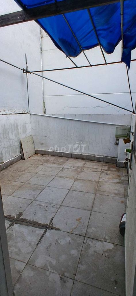 Four-five meters, one rooftop, two bedrooms, one bathroom at the University of Industries.