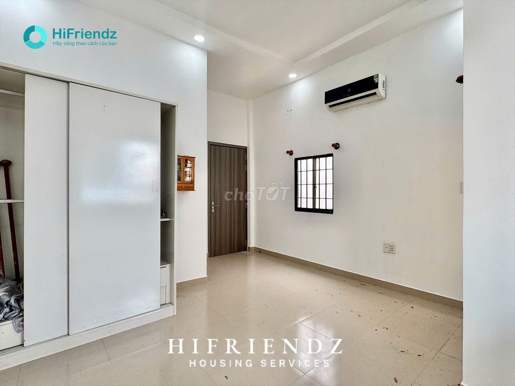 Studio balconies right next to Bihar Mall empty car free, service
