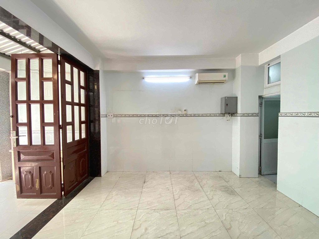 Rent the ground floor front in the alley, airport-Trường Sơn, bottle.