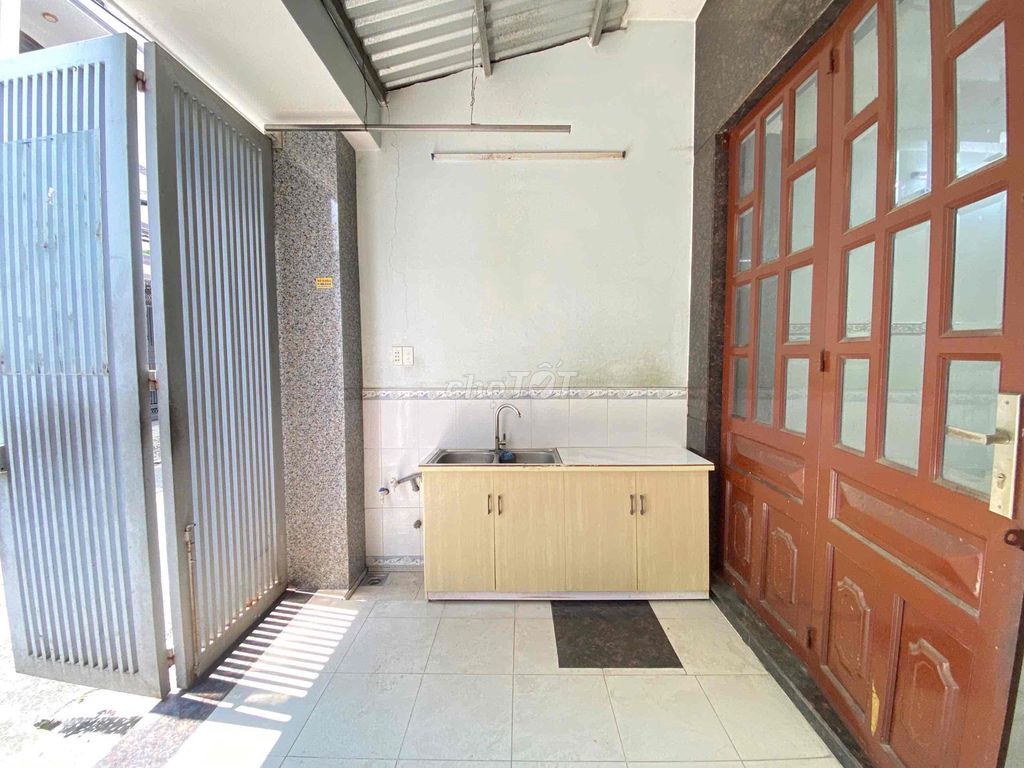 Rent the ground floor front in the alley, airport-Trường Sơn, bottle.