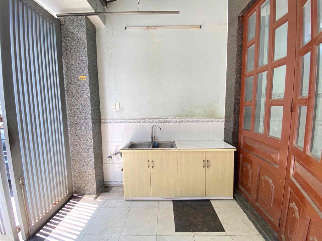 Rent the ground floor front in the alley, airport-Trường Sơn, bottle.