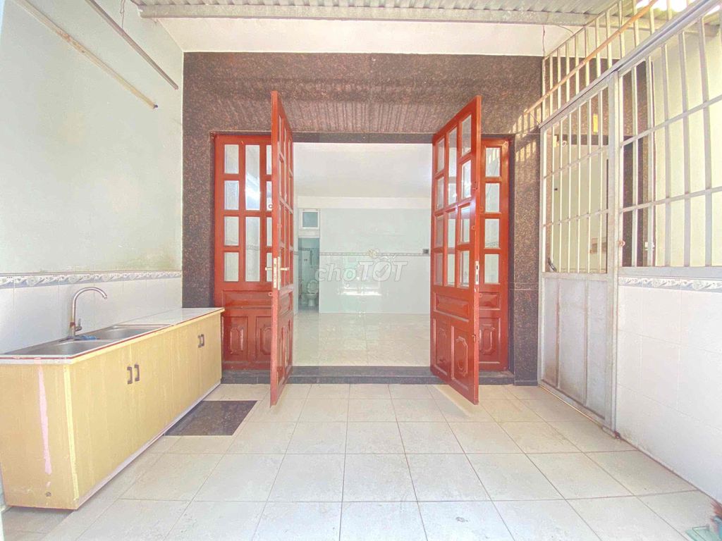 Rent the ground floor front in the alley, airport-Trường Sơn, bottle.