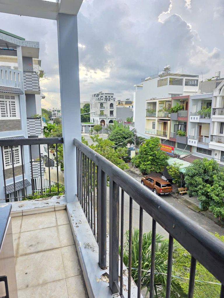 The balconies are all set up near the Shire District 12.