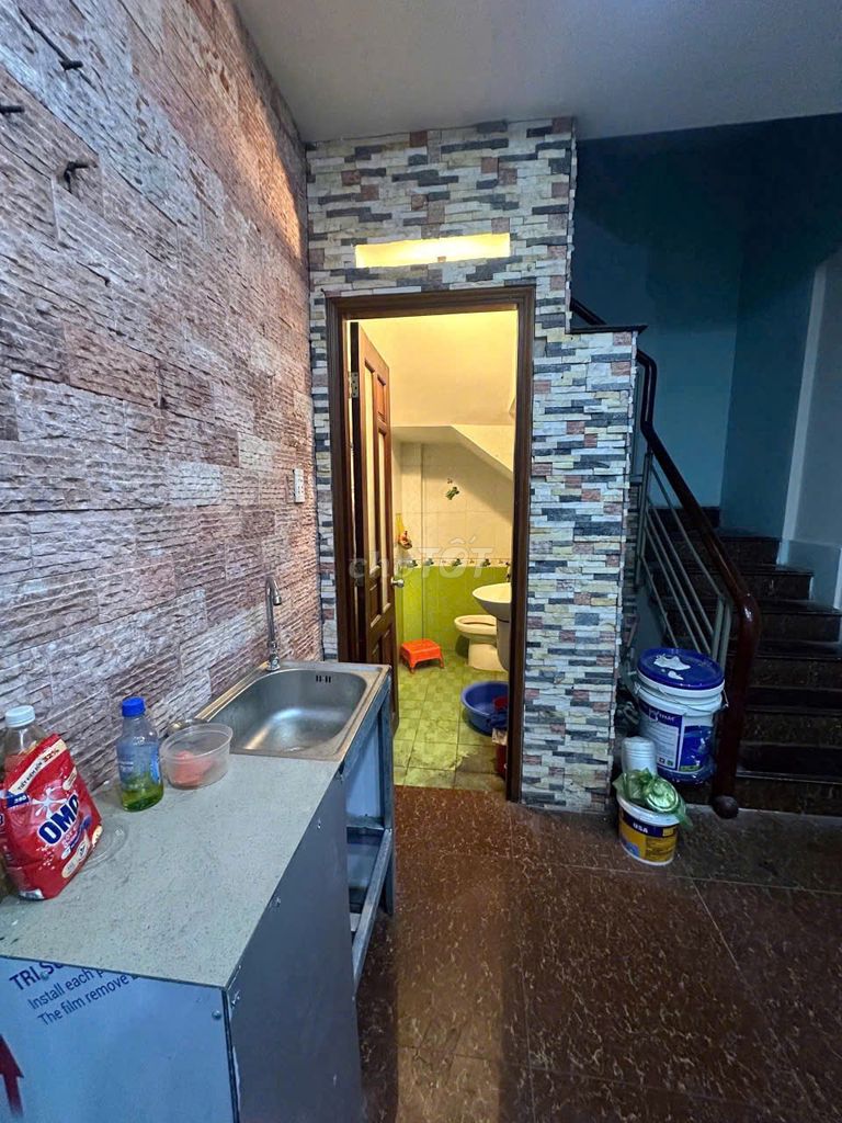 It's the owner who rents out the window cold machine room.