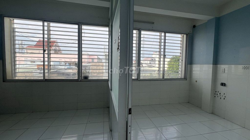 Rent 25 M2 near the intersection. She's got air conditioning, now she's free.