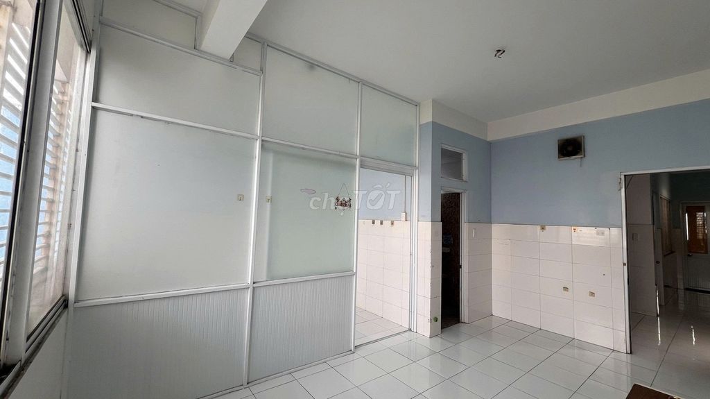 Rent 25 M2 near the intersection. She's got air conditioning, now she's free.