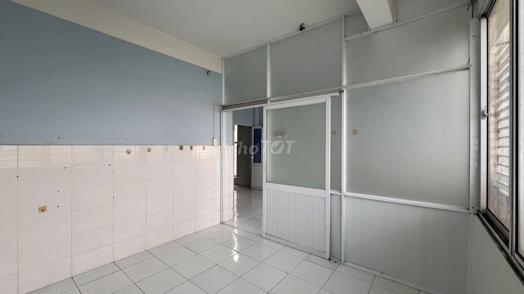 Rent 25 M2 near the intersection. She's got air conditioning, now she's free.