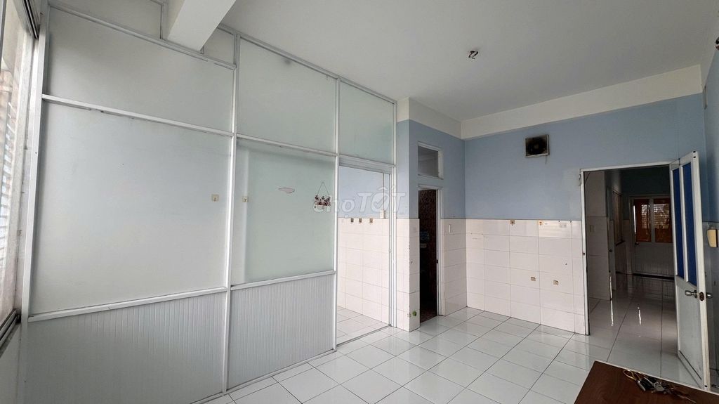 Rent 25 M2 near the intersection. She's got air conditioning, now she's free.